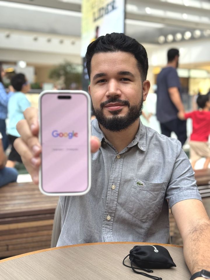 João Pedro, gestor de tráfego em Goiânia, mostrando anúncios do Google no celular